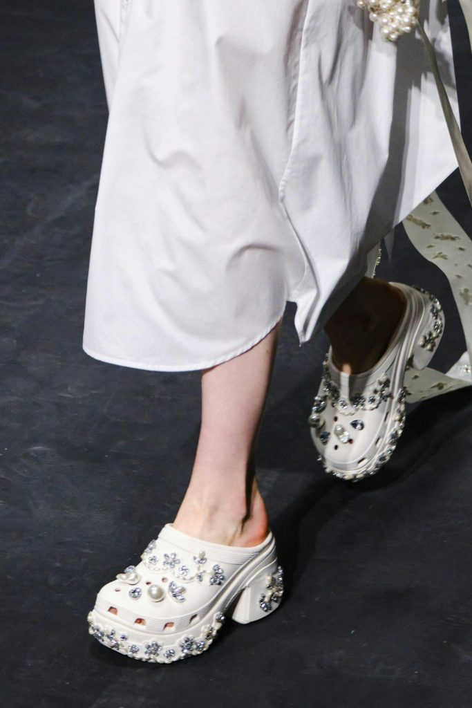 1694982125 simone rocha crocs ss24 scaled