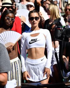 Bella Hadid tai giai quan vot Phap mo rong