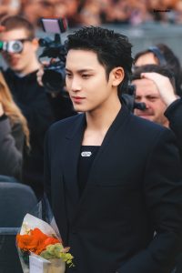 jisoo rang ro hoi ngo cung hoa hau thuy tien va dan sao tai show dien dior thu dong 2025 5